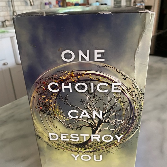 Veronica Roth’s book collection - Picture 7 of 13